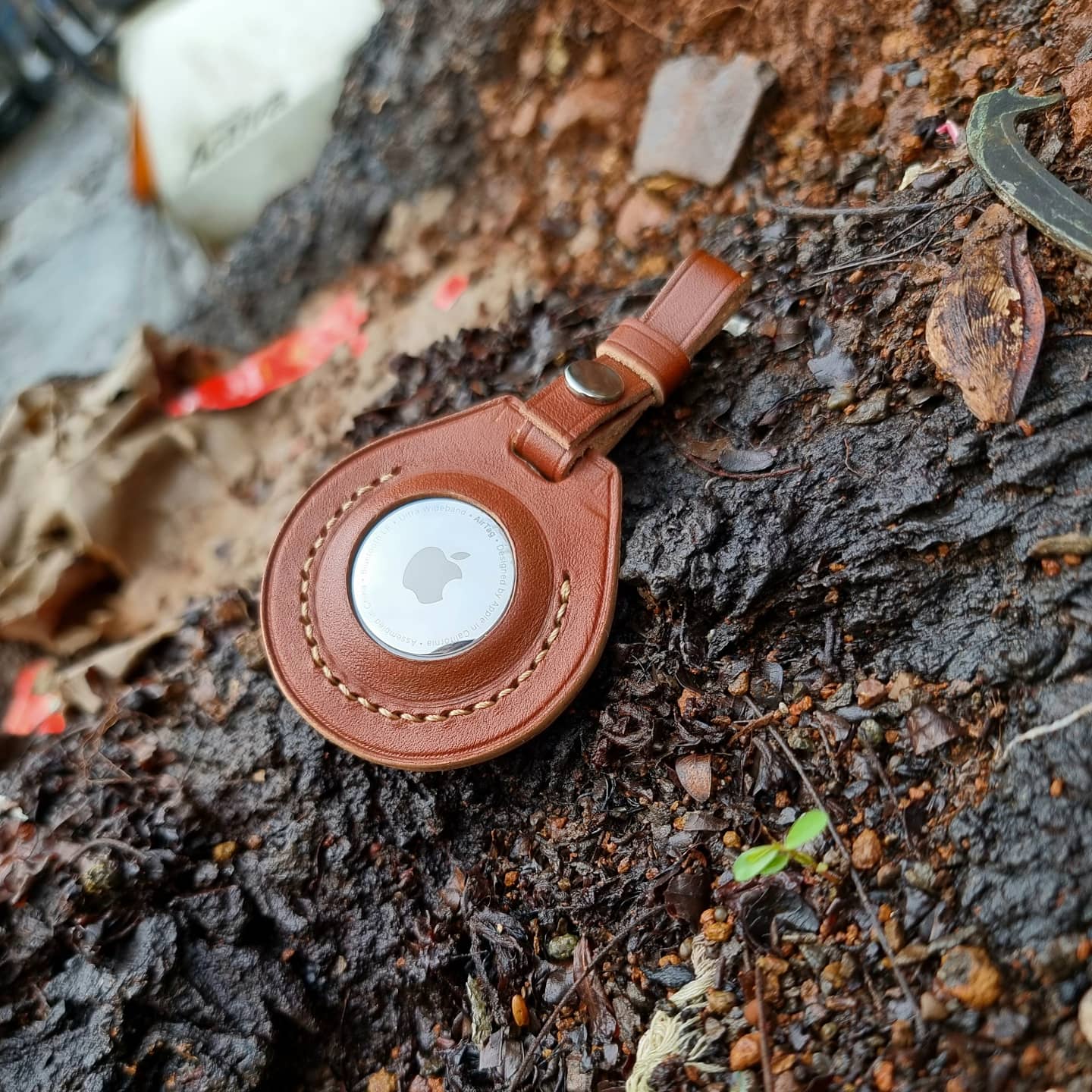 Handmade Apple airtag leather case - Indianleathercraft